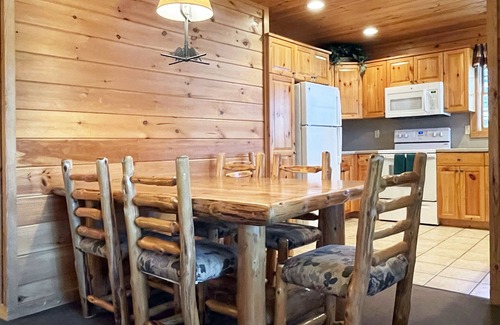 Reeders Cabina | Luxurious Lake View Log Cabin with Firepit in the Poconos