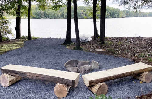 Reeders Cabina | Luxurious Lake View Log Cabin with Firepit in the Poconos