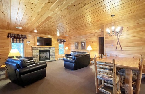 Reeders Cabina | Luxurious Lake View Log Cabin with Firepit in the Poconos