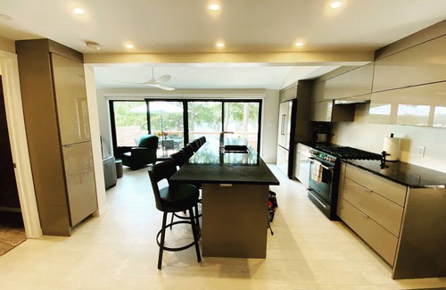 Leeds and the Thousand Islands Casa | Luxurious lakefront cottage.