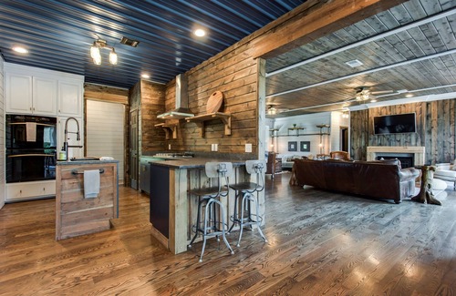 Ashland City Casa | Luxurious Lakeside Estate-Pool/Hot Tub/Sauna