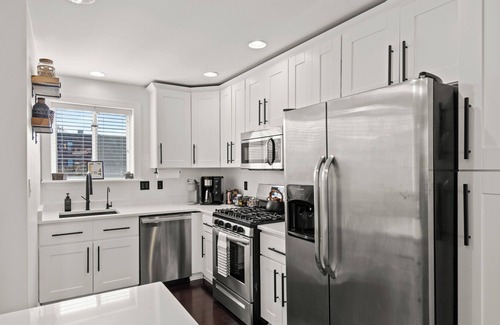 Lancaster Casa | Luxurious Lancasater home [6 beds - 10 guests]! FREE parking! Clean + walkable!