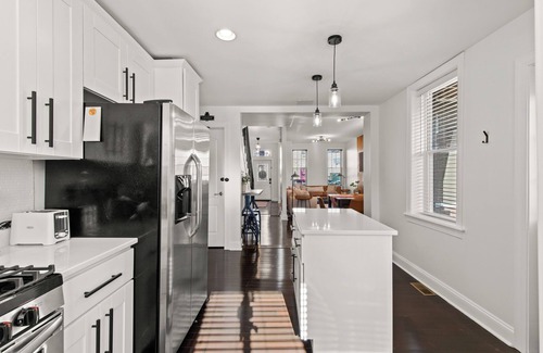 Lancaster Casa | Luxurious Lancasater home [6 beds - 10 guests]! FREE parking! Clean + walkable!