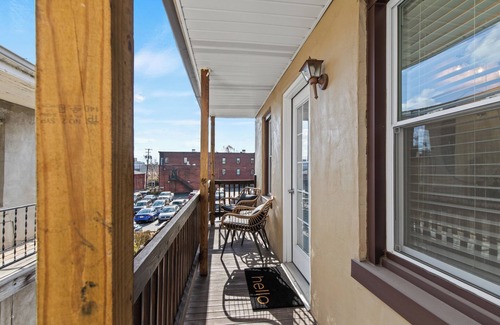 Lancaster Casa | Luxurious Lancasater home [6 beds - 10 guests]! FREE parking! Clean + walkable!