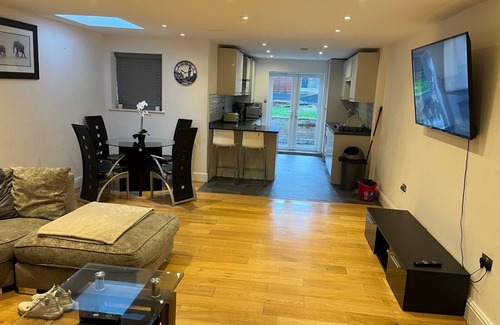 Southgate Casa | Luxurious London House With 6 Bedrooms