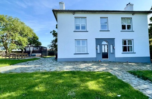 Amlwch Casa | Luxurious Manor House with Sea Views - Sleeps 10