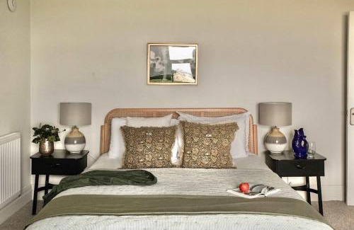 Amlwch Casa | Luxurious Manor House with Sea Views - Sleeps 10
