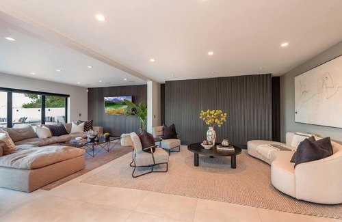 Tarzana Casa | Luxurious Mansion Exquisite 6BR Home with Pool!
