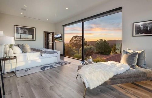Tarzana Casa | Luxurious Mansion Exquisite 6BR Home with Pool!