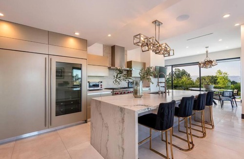 Tarzana Casa | Luxurious Mansion Exquisite 6BR Home with Pool!