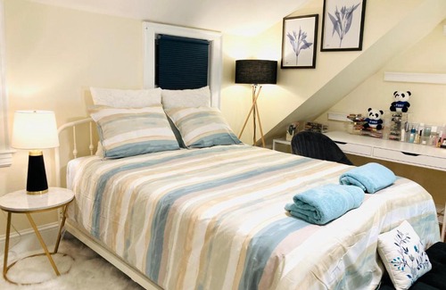 Framingham Casa | Luxurious Master Bedroom w/ 4K 65” TV, Netflix, Desk for Work & Makeup