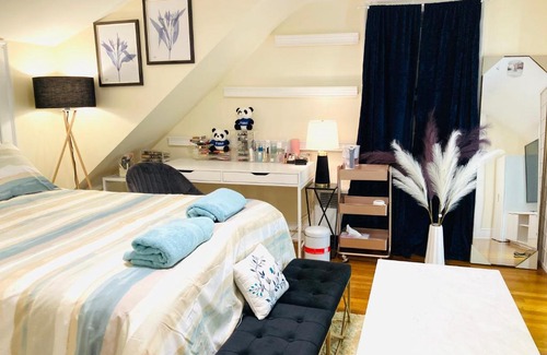 Framingham Casa | Luxurious Master Bedroom w/ 4K 65” TV, Netflix, Desk for Work & Makeup