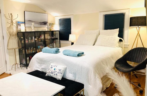 Framingham Casa | Luxurious Master Bedroom w/ 4K 65” TV, Netflix, Desk for Work & Makeup
