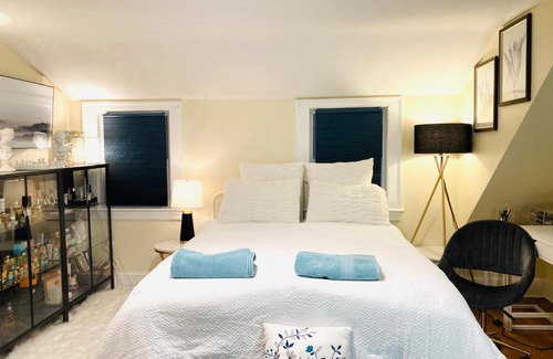 Framingham Casa | Luxurious Master Bedroom w/ 4K 65” TV, Netflix, Desk for Work & Makeup