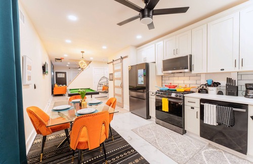 Orange Casa | Luxurious Master BR suite w/Hot tub, Pool table ,Parking & perfect for long stay