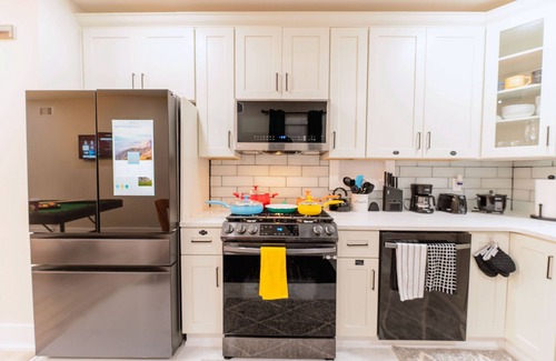 Orange Casa | Luxurious Master BR suite w/Hot tub, Pool table ,Parking & perfect for long stay