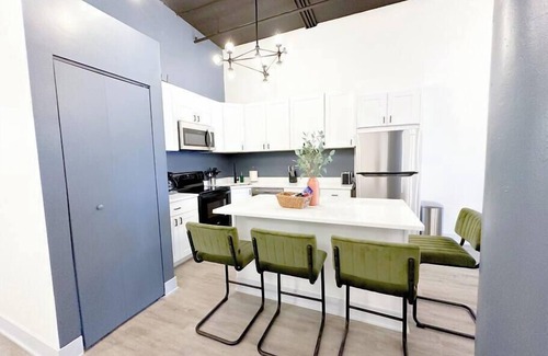Near South Side Apartamento | Luxurious McCormick 5 bed/4 bath Suite for up to 12 guests with optional parking