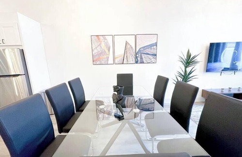 Near South Side Apartamento | Luxurious McCormick 5 bed/4 bath Suite for up to 12 guests with optional parking