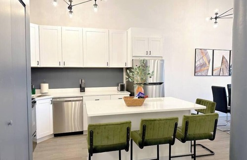 Near South Side Apartamento | Luxurious McCormick 5 bed/4 bath Suite for up to 12 guests with optional parking
