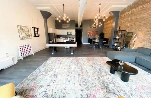 Near South Side Apartamento | Luxurious McCormick 6 bed/4 bath Suite for up to 12 guests w Jacuzzi/Opt parking