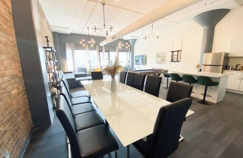 Near South Side Apartamento | Luxurious McCormick 6 bed/4 bath Suite for up to 12 guests w Jacuzzi/Opt parking