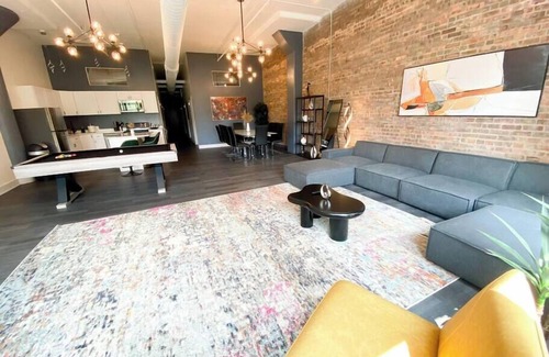 Near South Side Apartamento | Luxurious McCormick 6 bed/4 bath Suite for up to 12 guests w Jacuzzi/Opt parking