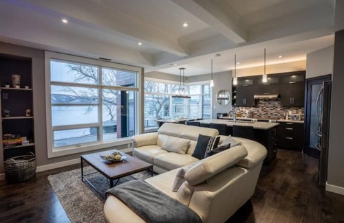 Fort Qu'Appelle Cabaña | Luxurious Modern WaterFront Cottage/ICE FISHING