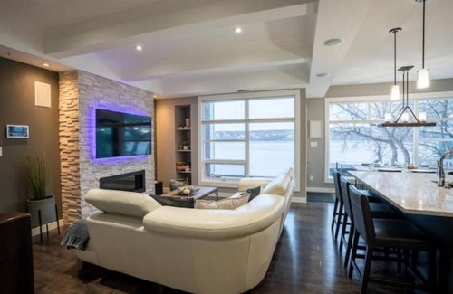 Fort Qu'Appelle Cabaña | Luxurious Modern WaterFront Cottage/ICE FISHING