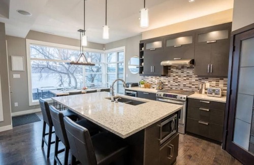 Fort Qu'Appelle Cabaña | Luxurious Modern WaterFront Cottage/ICE FISHING