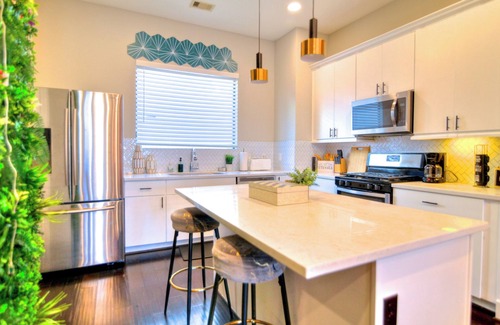 East Downtown Houston Casa | Luxurious Modern 3 Story Haven, East Downtown - City Views - minutes to downtown