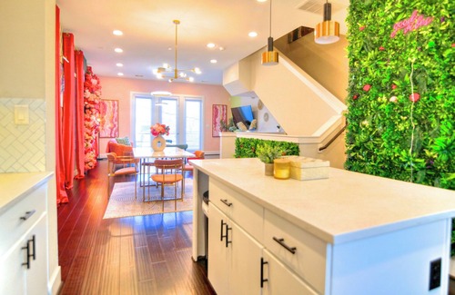 East Downtown Houston Casa | Luxurious Modern 3 Story Haven, East Downtown - City Views - minutes to downtown