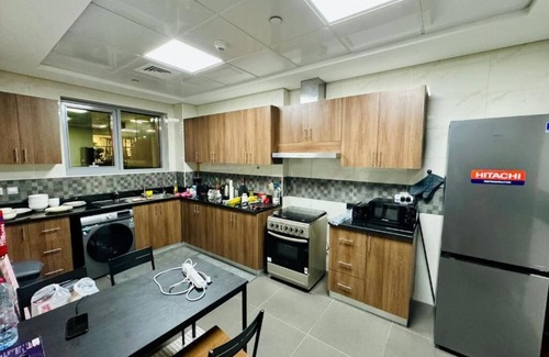 Al Muraqqabat Apartamento | Luxurious Modern Apartment with Patio, Kitchen, Pool