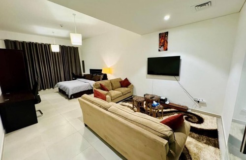 Al Muraqqabat Apartamento | Luxurious Modern Apartment with Patio, Kitchen, Pool