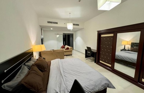 Al Muraqqabat Apartamento | Luxurious Modern Apartment with Patio, Kitchen, Pool