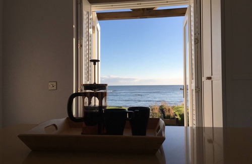 Boulmer Cabaña | Luxurious & modern family retreat - on the beach! Now with wood-burning stove!