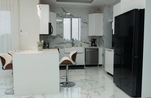 Barbican Condominio | Luxurious Modern Penthouse in Kingston Jamaica Walking Distance To Attractions