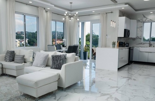 Barbican Condominio | Luxurious Modern Penthouse in Kingston Jamaica Walking Distance To Attractions