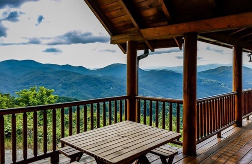 Lake Lure Cabina | Cabaña de montaña aislada con increíbles vistas de largo alcance