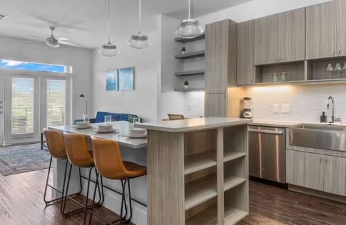 West Oak Hill Apartamento | Luxurious New Unit|1Bd1Ba|Pool, Golf Sim