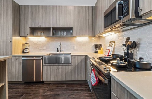 West Oak Hill Apartamento | Luxurious New Unit|1Bd1Ba|Pool, Golf Sim