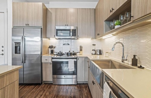 West Oak Hill Apartamento | Luxurious New Unit|2Bd2Ba|Pool, Golf Sim