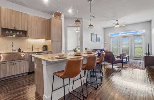 West Oak Hill Apartamento | Luxurious New Unit|2Bd2Ba|Pool, Golf Sim
