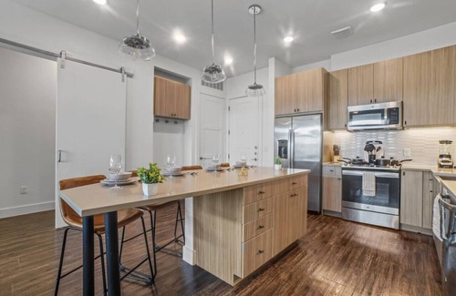 West Oak Hill Apartamento | Luxurious New Unit|2Bd2Ba|Pool, Golf Sim