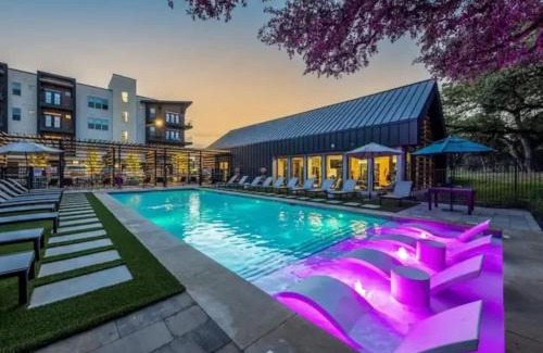 West Oak Hill Apartamento | Luxurious New Unit 2Bd2Ba Pool, Golf Sim