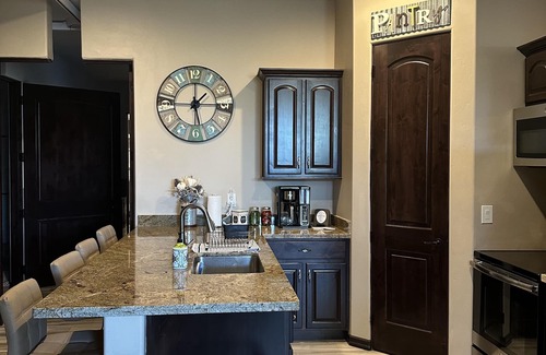 North Valley Casa | Luxurious North Valley Retreat, minutes to Balloon Fiesta Park, brewery & shops