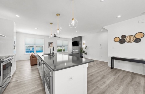 Northeast Virginia Beach Casa | Luxurious Ocean View Condo w/ Rooftop Deck | Modern, Spacious, & Prime Location!