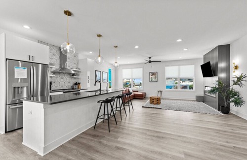 Northeast Virginia Beach Casa | Luxurious Ocean View Condo w/ Rooftop Deck | Modern, Spacious, & Prime Location!