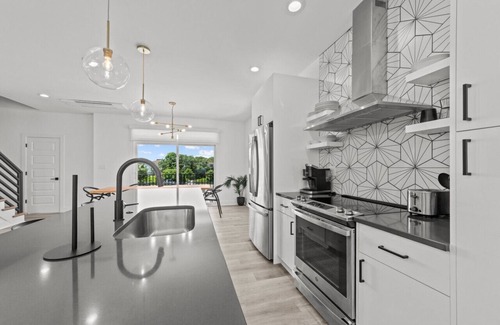 Northeast Virginia Beach Casa | Luxurious Ocean View Condo w/ Rooftop Deck | Modern, Spacious, & Prime Location!