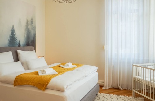 Hauptbahnhof Condominio | Luxurious old building for 8 guests with comfortable box spring beds