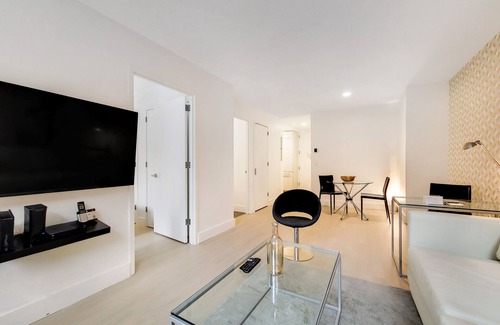 Rose Hill Apartamento | Luxurious One Bedroom in High Rise Above